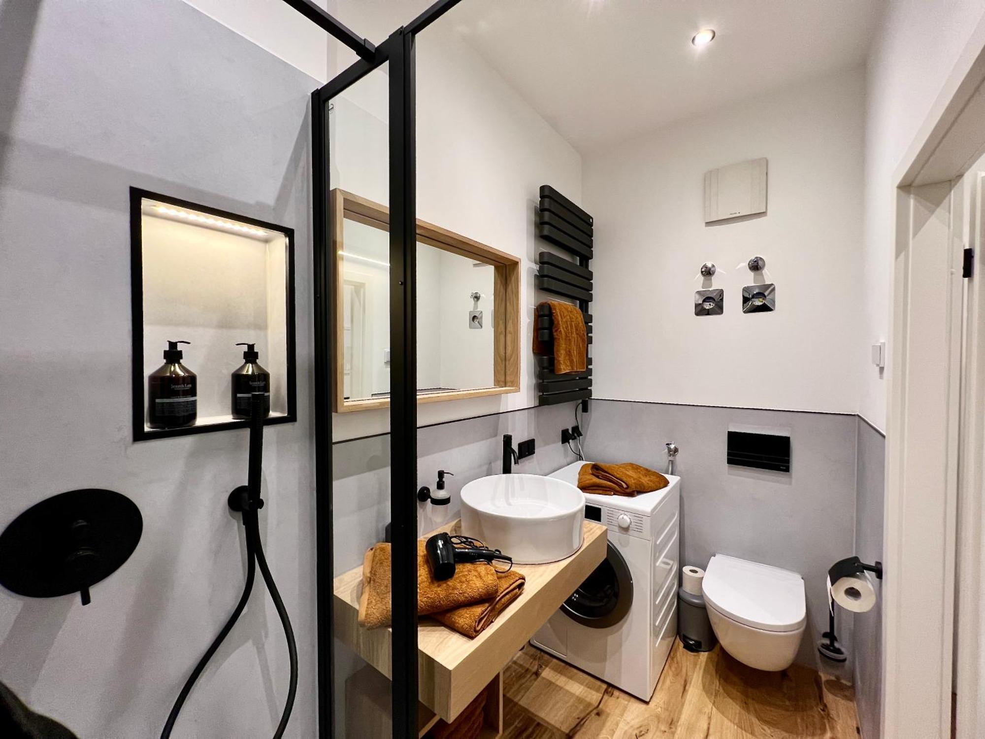 Edler Wohnraum Luxurioeses Studio Im Zentrum Mit Balkon, Kaffeevollautomat, Klima & Parkplatz اتسوكو المظهر الخارجي الصورة